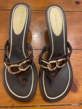 Liz Claiborne Brown Leather Thong Sandals with Gold Chain Accent, Size 9 M